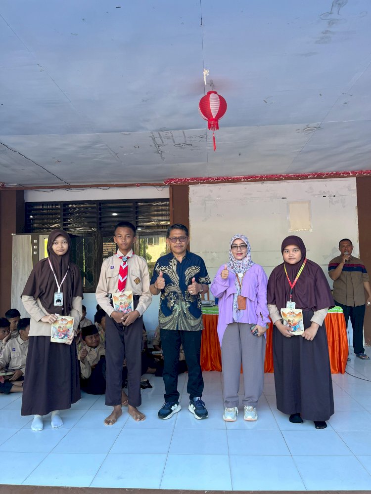 Kepala MTsN 1 Kota Gorontalo Apresiasi Siswa yang Aktif dalam Absensi Digital